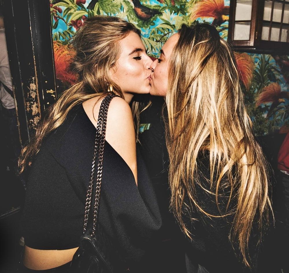 20P Girls on Girls (12)