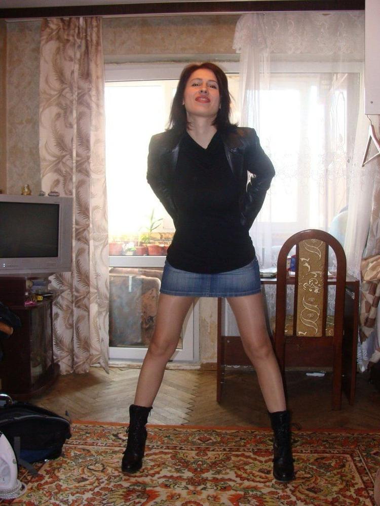 11P Nice Body on This Milf