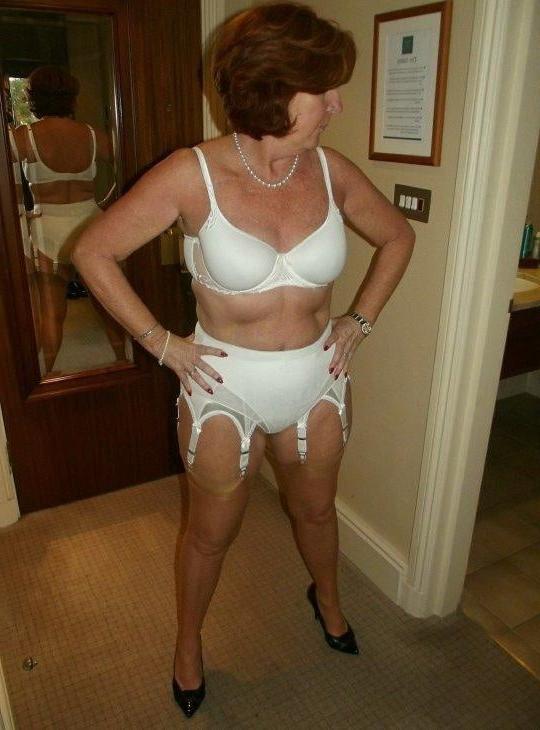 25P Amateur Wives and Girlfriends Exposed and Showing it all 7