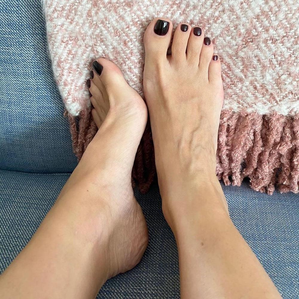25P Sexy Foot Goddess (feet, barefoot, Insta, Milf)