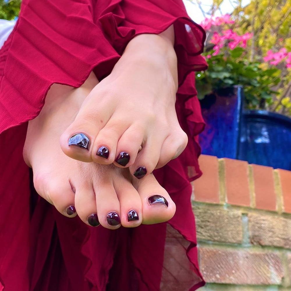25P Sexy Foot Goddess (feet, barefoot, Insta, Milf)