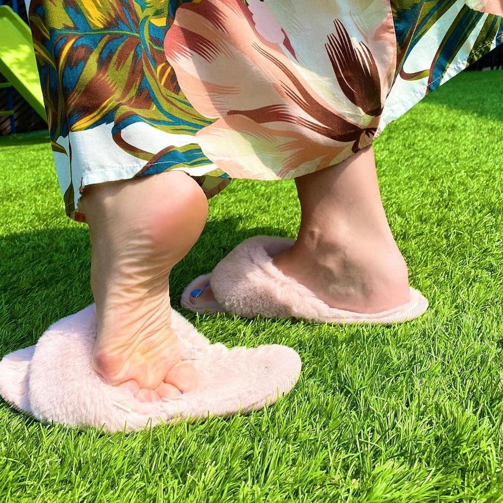 25P Sexy Foot Goddess (feet, barefoot, Insta, Milf)