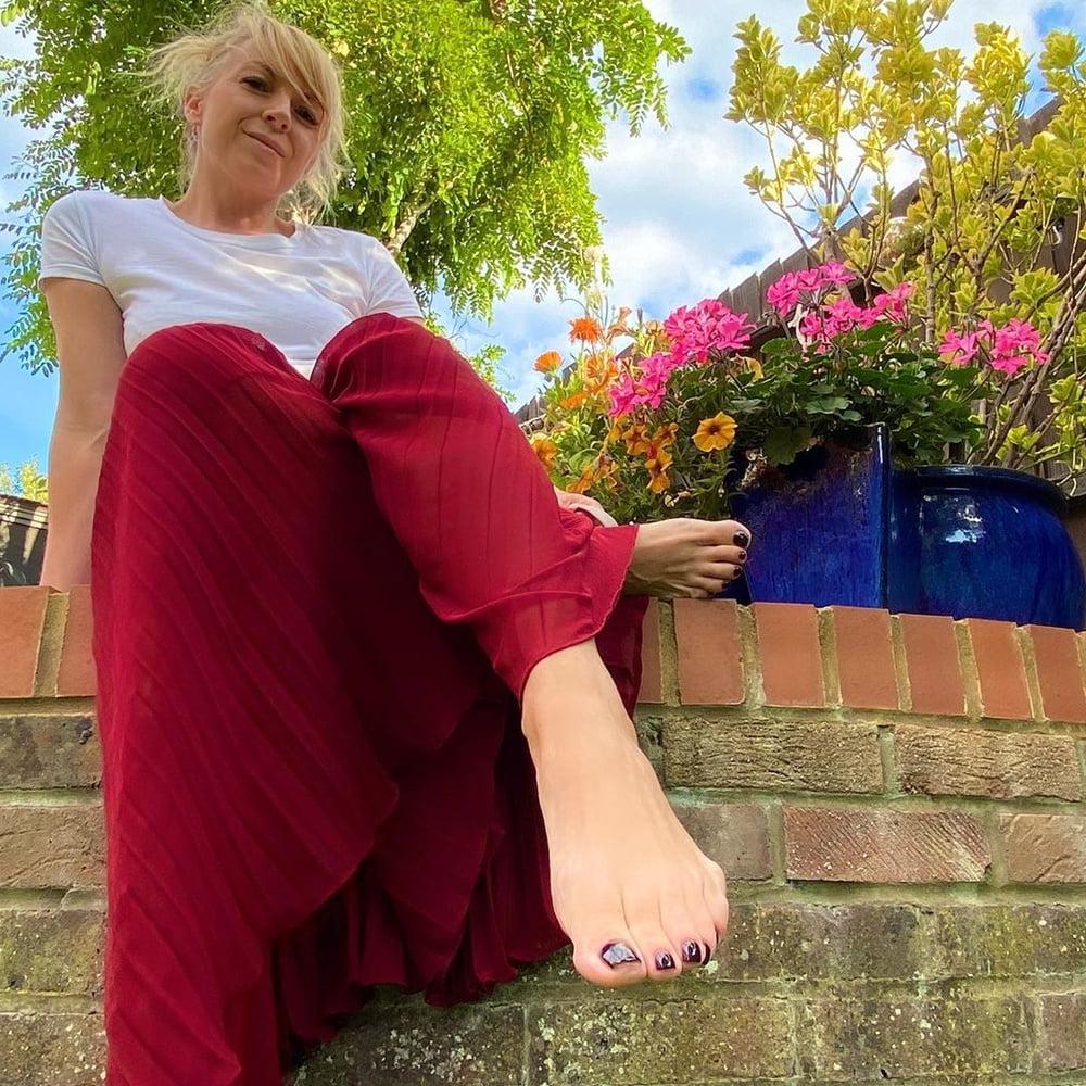 25P Sexy Foot Goddess (feet, barefoot, Insta, Milf)