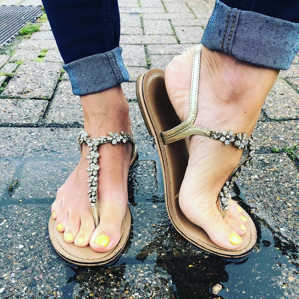 25P Sexy Foot Goddess (feet, barefoot, Insta, Milf)