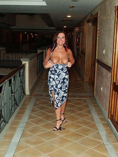 25P Sexy milf shows her lingerie and high heels
