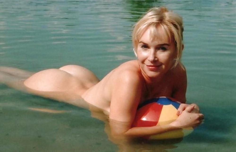 25P Wives Milfs Girlfriends