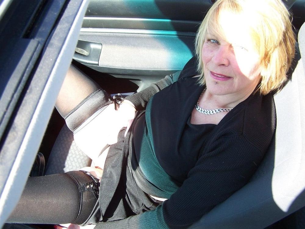 10P British Milf Pees Outdoors
