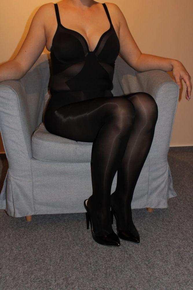 22P German Milf Sunny in pantyhose and heels