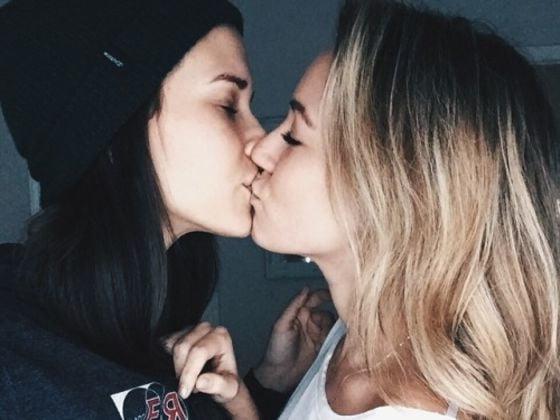 25P Lesbische Kuesse (009) Lesbian Kisses