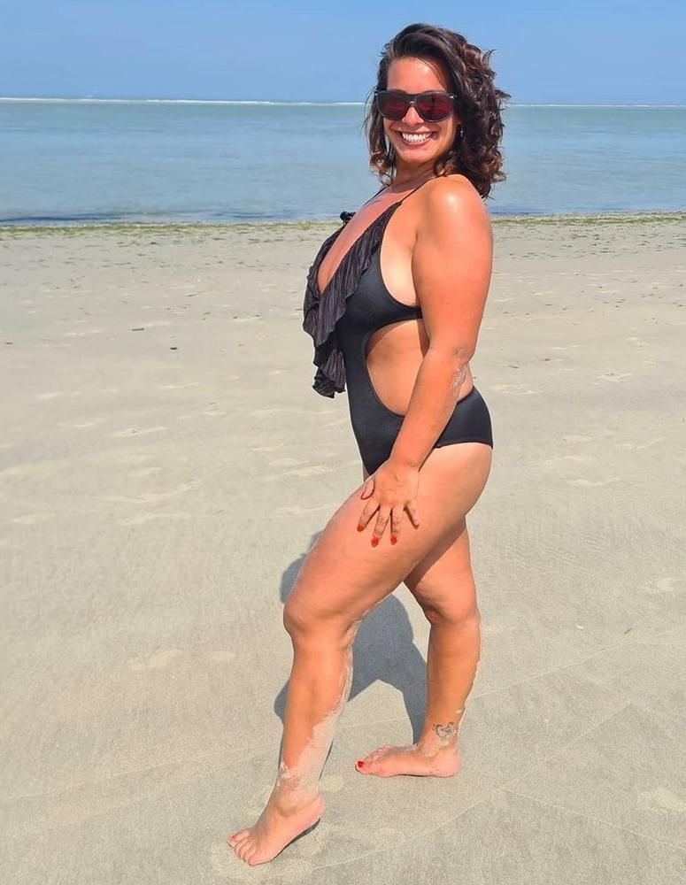 25P Amateur Dutch nurse Cheryl with huge tits in bikini