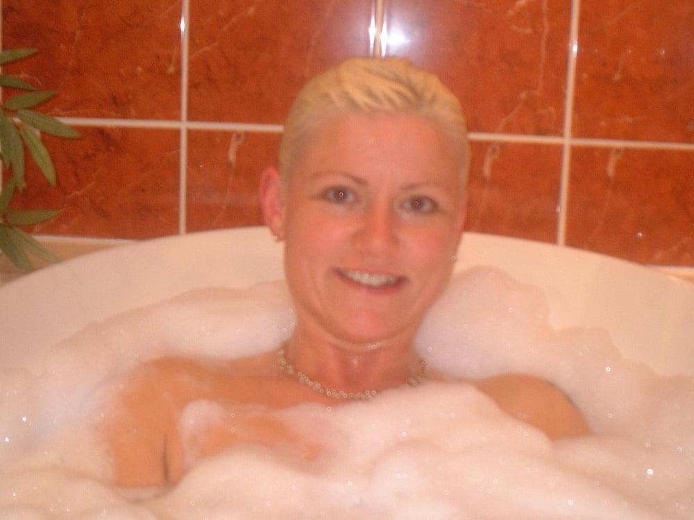 11P Linda Bell UK MILF