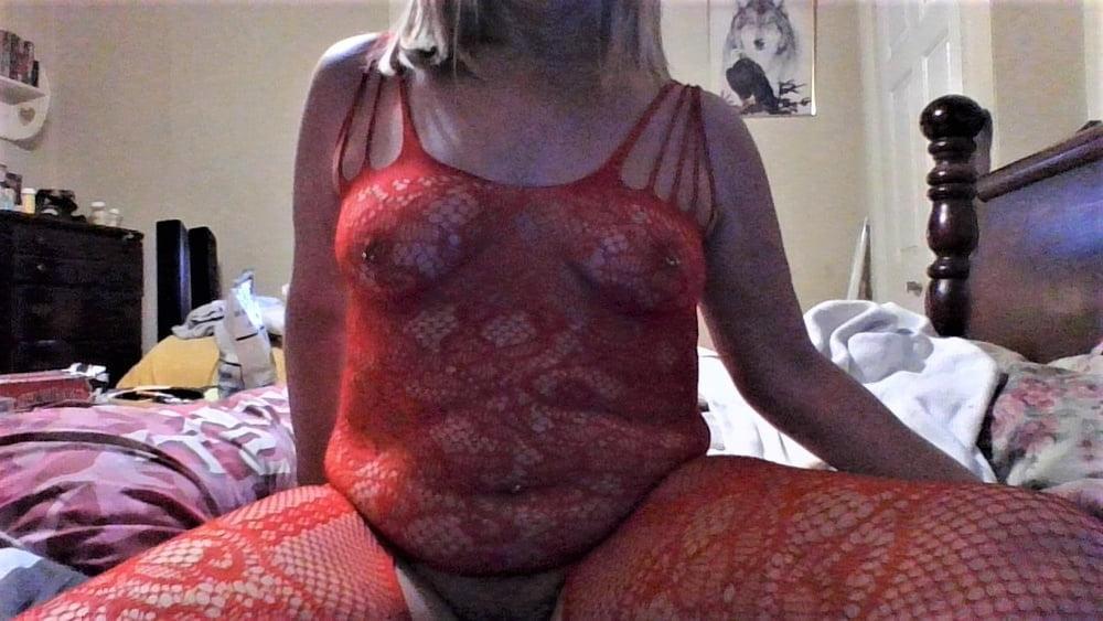 17P HOT DEE Q O S IN HER LINGERIE