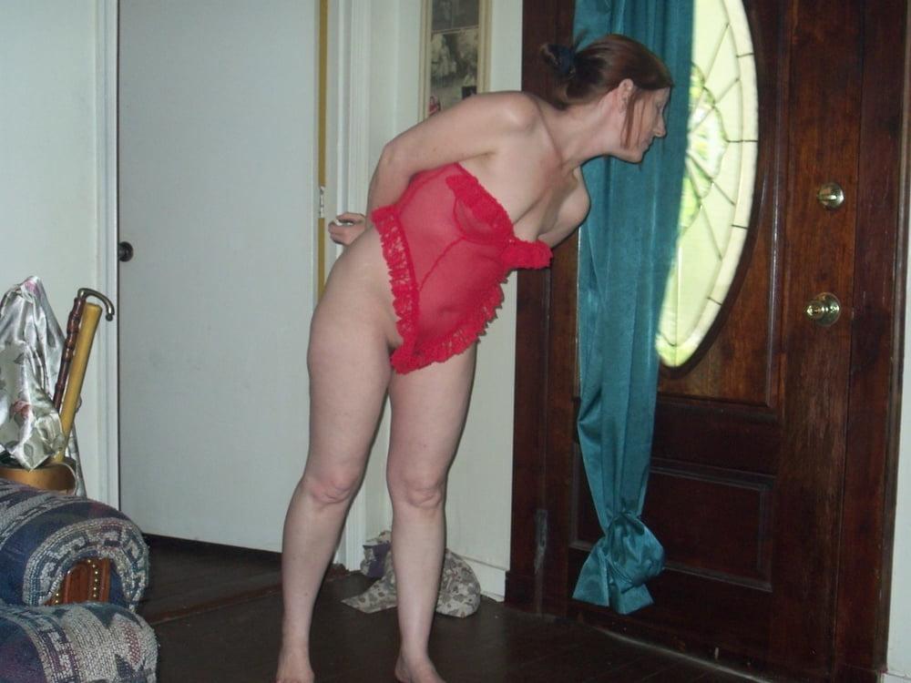 17P HOT DEE Q O S IN HER LINGERIE