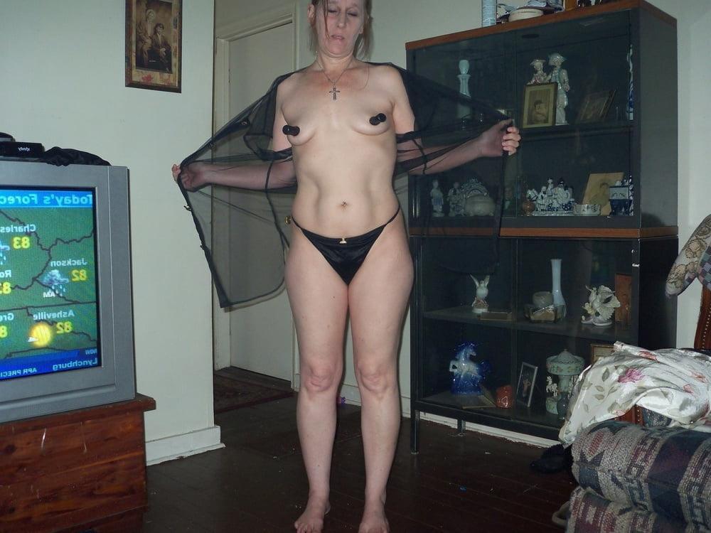 17P HOT DEE Q O S IN HER LINGERIE