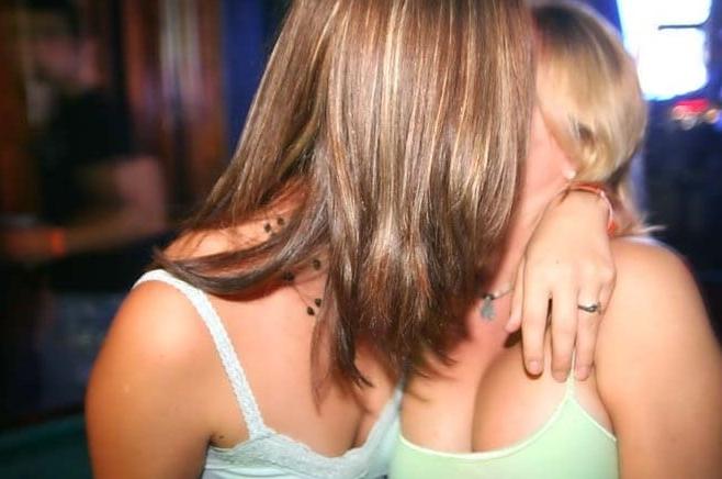 25P Girls Kissing Girls