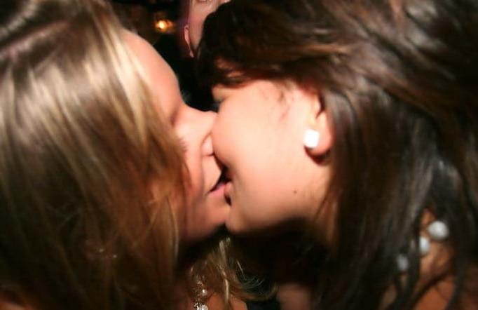 25P Girls Kissing Girls