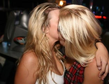 25P Girls Kissing Girls