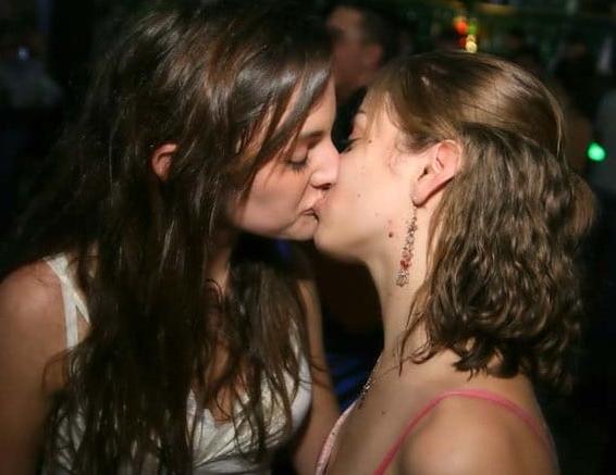 25P Girls Kissing Girls