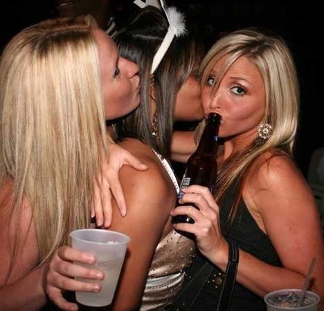 25P Girls Kissing Girls