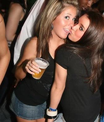 25P Girls Kissing Girls
