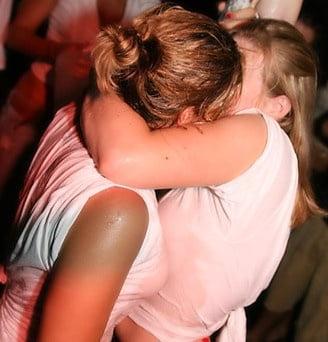 25P Girls Kissing Girls