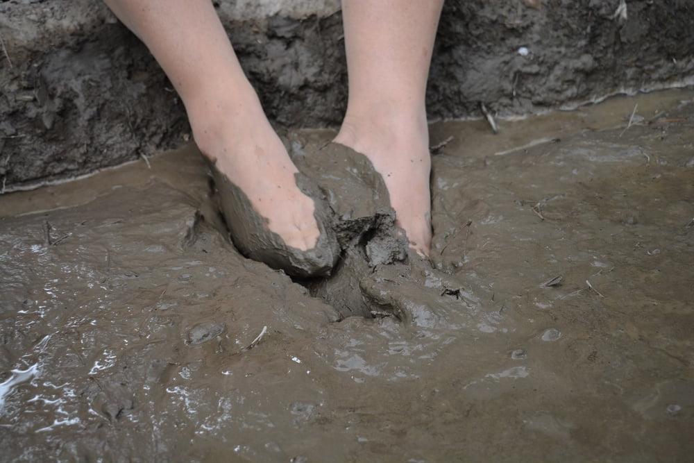5P Sexy amateur MILF's feet in tights playing in thick mud