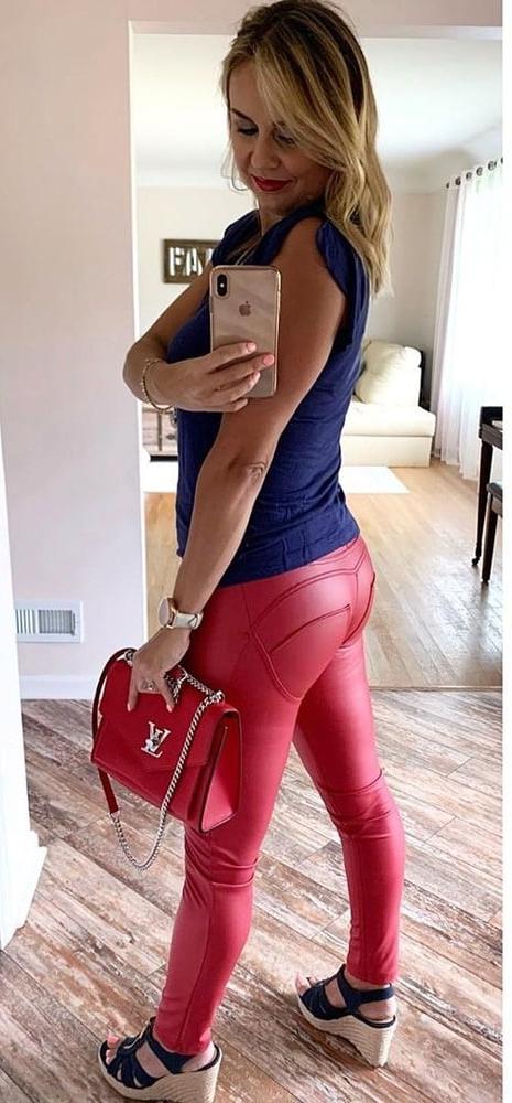 25P Hot amateur mom Jill in tight latex pants