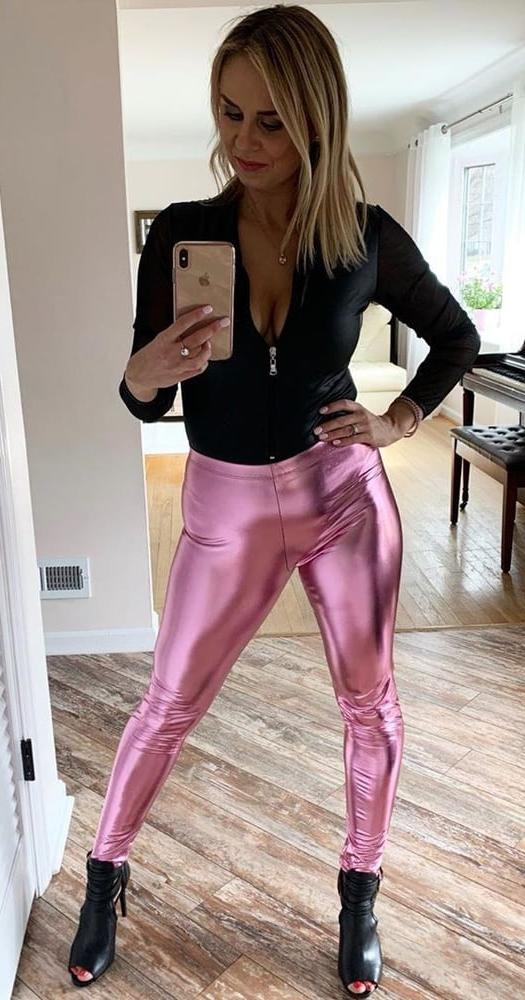 25P Hot amateur mom Jill in tight latex pants