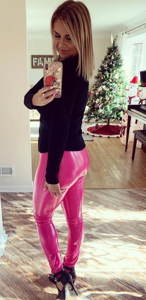 25P Hot amateur mom Jill in tight latex pants