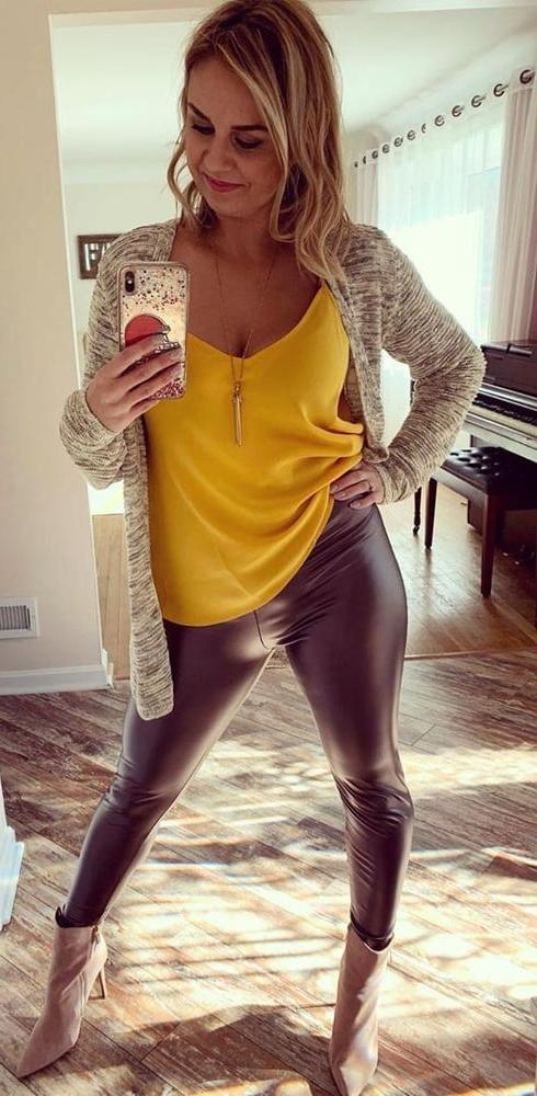 25P Hot amateur mom Jill in tight latex pants
