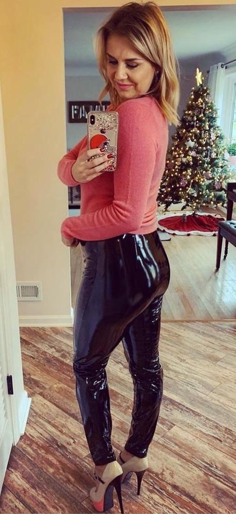 25P Hot amateur mom Jill in tight latex pants
