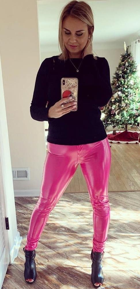 25P Hot amateur mom Jill in tight latex pants