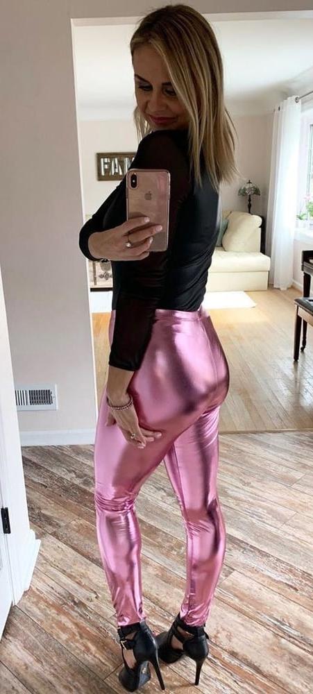 25P Hot amateur mom Jill in tight latex pants