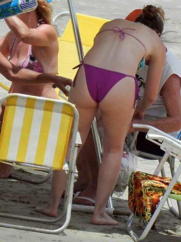 8P MILF Beach Voyeur