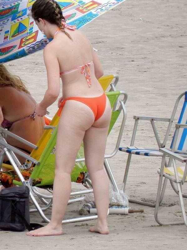 8P MILF Beach Voyeur