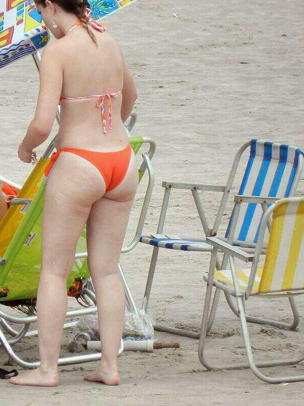 8P MILF Beach Voyeur