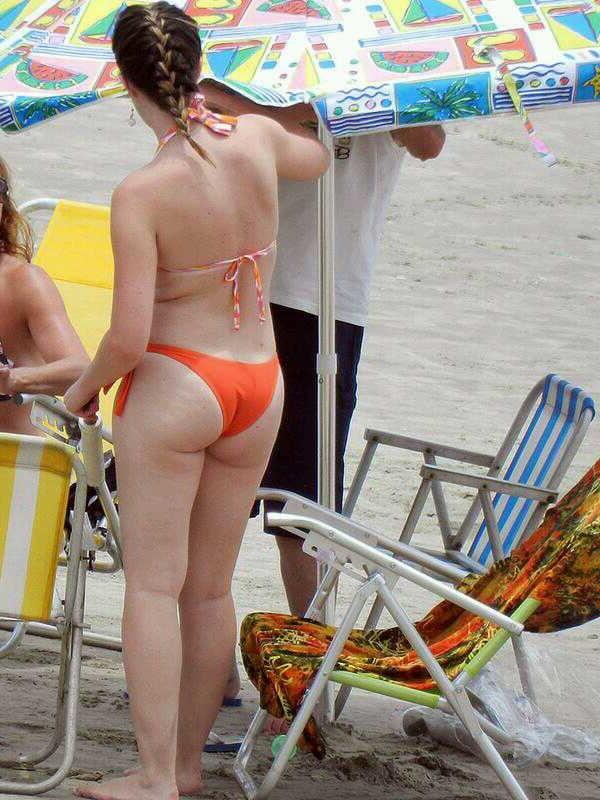 8P MILF Beach Voyeur