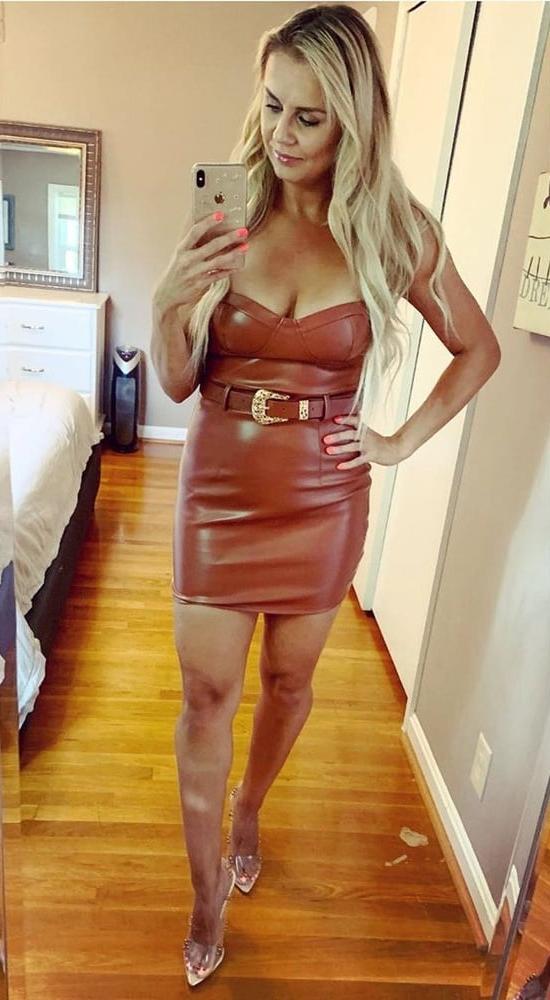 25P Hot amateur mom Jill in tight latex dress
