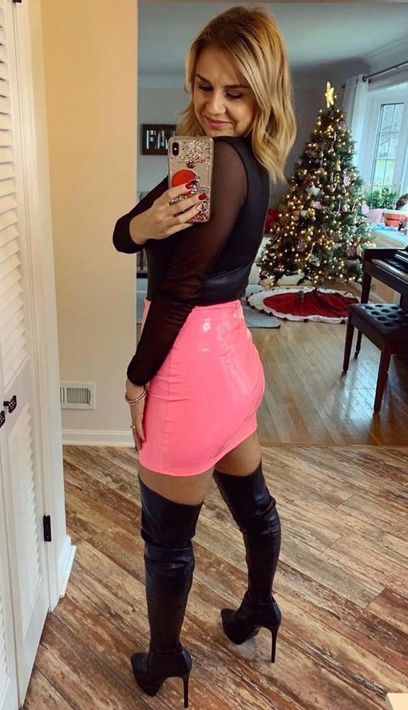 25P Hot amateur mom Jill in tight latex dress