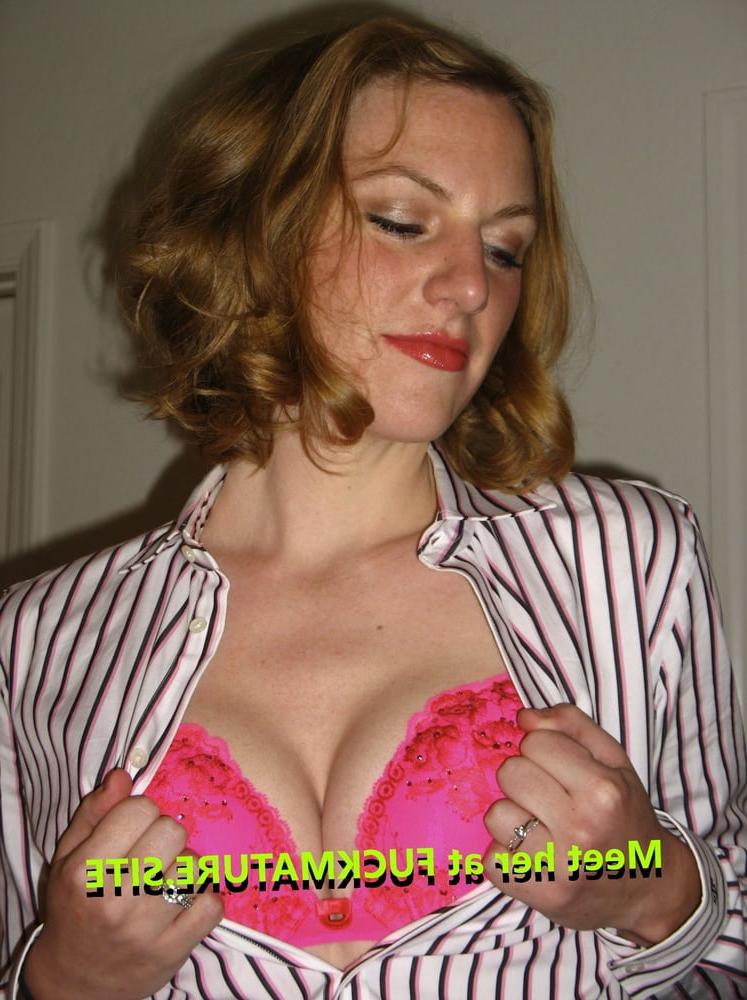 25P Gorgeous Young Exhib Milf