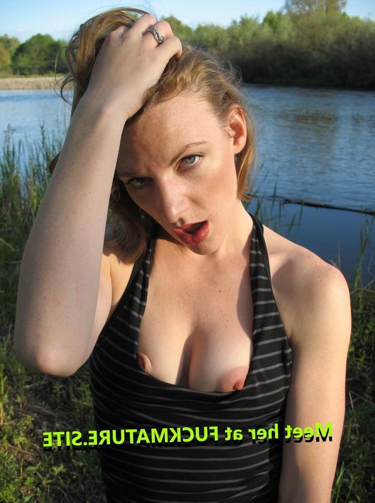 25P Gorgeous Young Exhib Milf