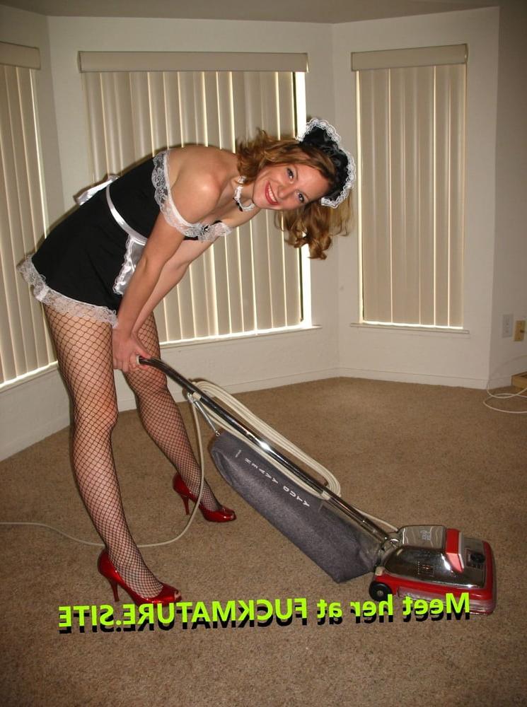 25P Gorgeous Young Exhib Milf