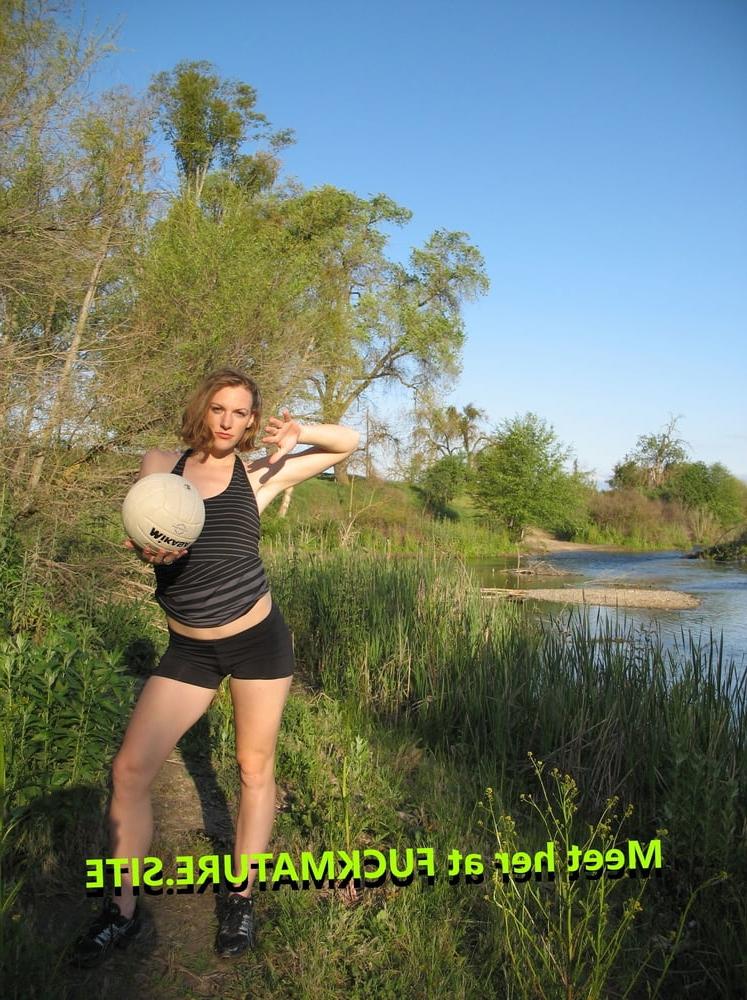 25P Gorgeous Young Exhib Milf