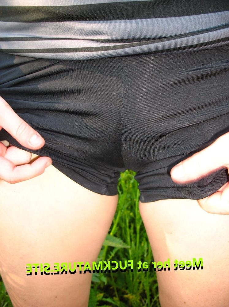 25P Gorgeous Young Exhib Milf
