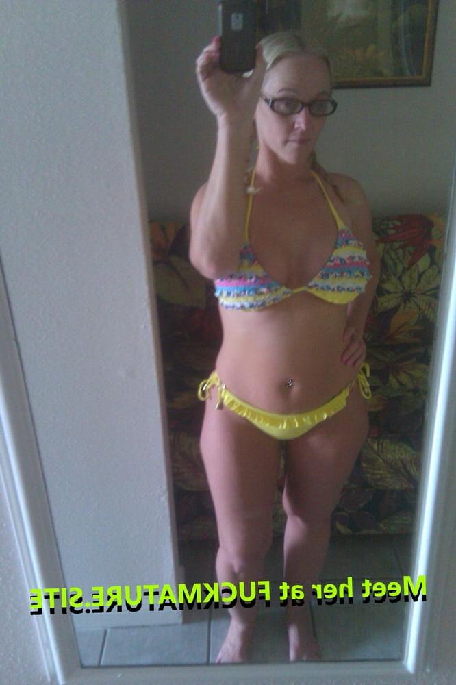 25P Kinky Exhib Milf &amp; Her Friends