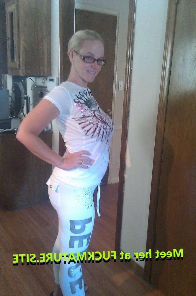 25P Kinky Exhib Milf &amp; Her Friends