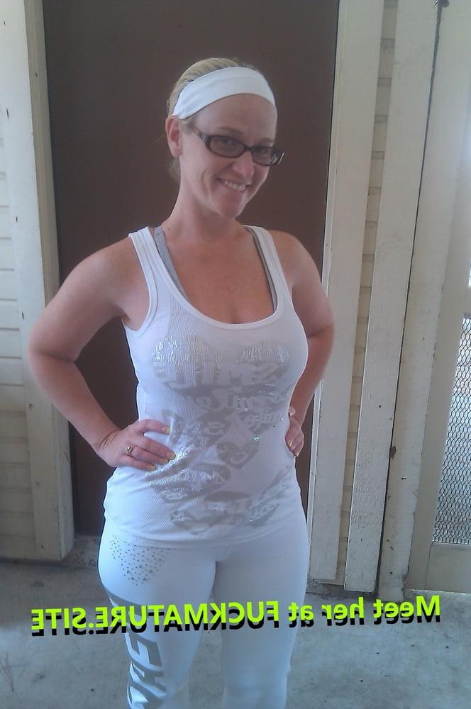25P Kinky Exhib Milf &amp; Her Friends