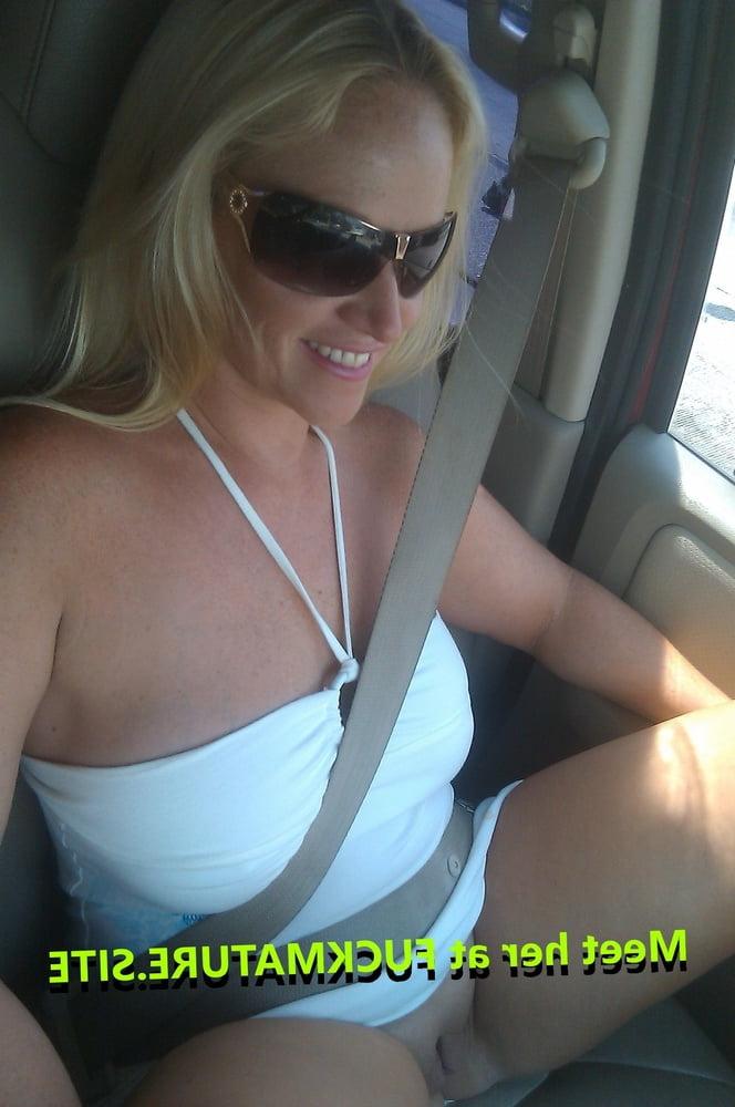25P Kinky Exhib Milf &amp; Her Friends