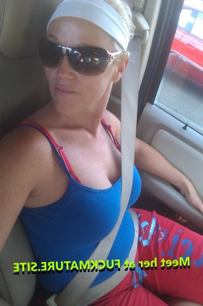 25P Kinky Exhib Milf &amp; Her Friends