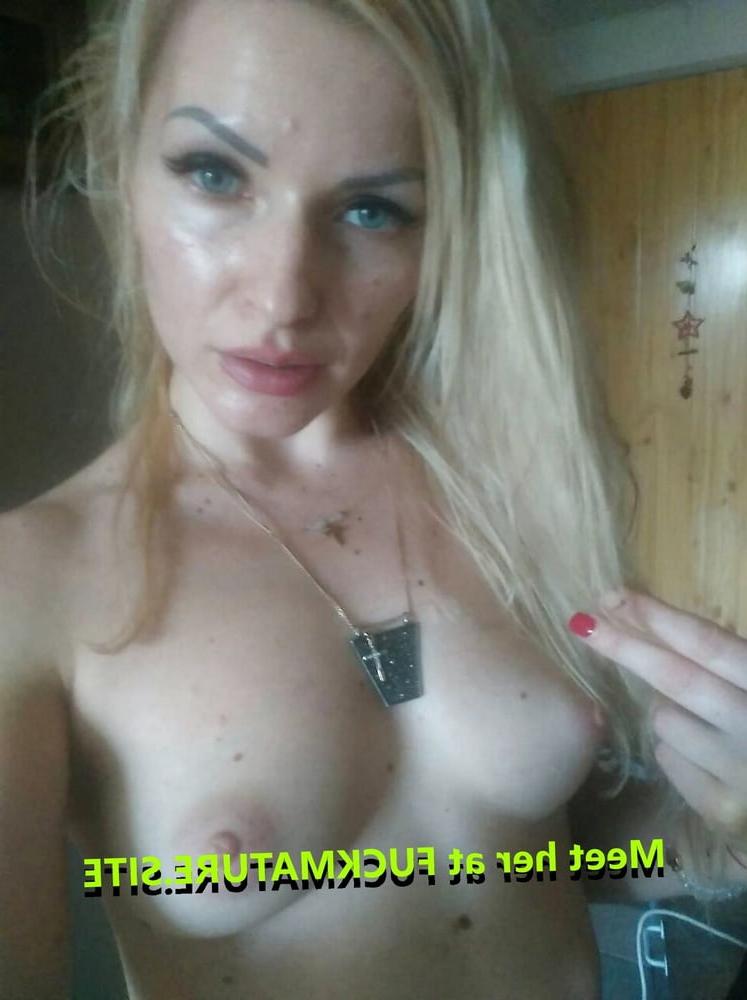 25P Self shot blonde MILF